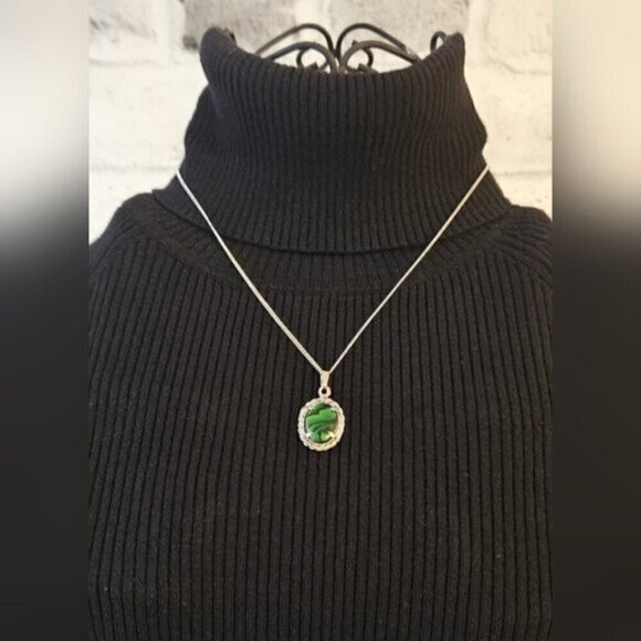 POLISHED GREEN STONE PENDANT SILVERTONE NECKLACE - Picture 3 of 6